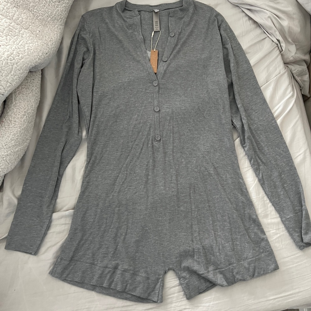 SKIMS SOFT LOUNGE BUTTON UP HENLEY ONESIE